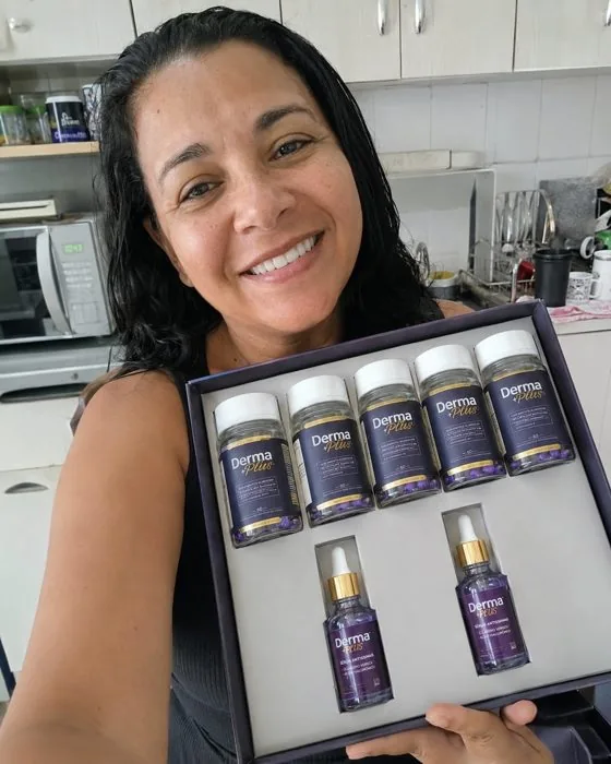 Mulher 40+ com o kit Derma+ Plus
