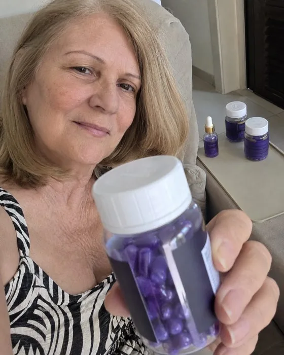 Cliente real segurando o Derma+ Plus
