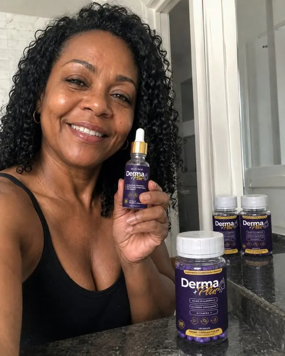 Mulher madura com o Derma+ Plus