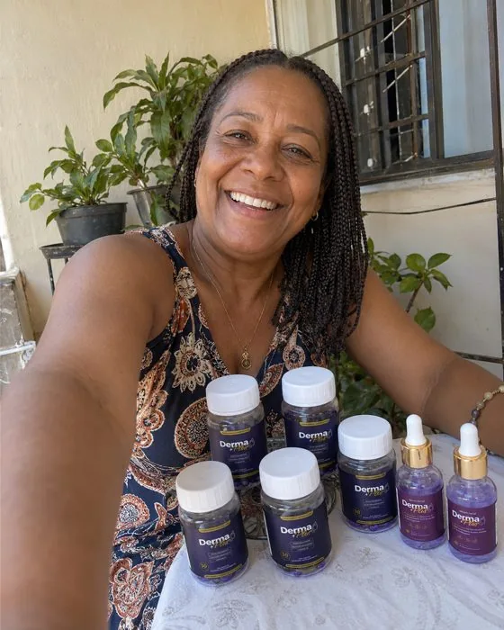 Mulher 50+ com o Derma+ Plus