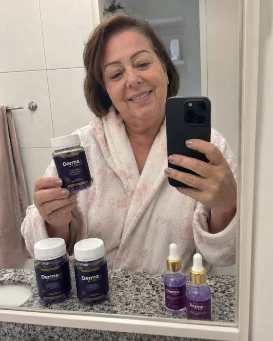 Cliente segurando o sérum Derma+ Plus