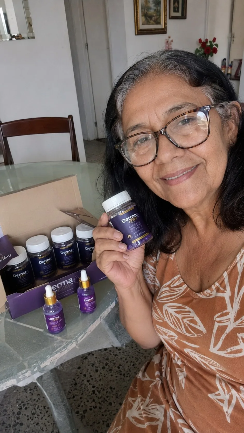 Cliente Derma+ Plus tomando chá com kit de colágeno e ácido hialurônico