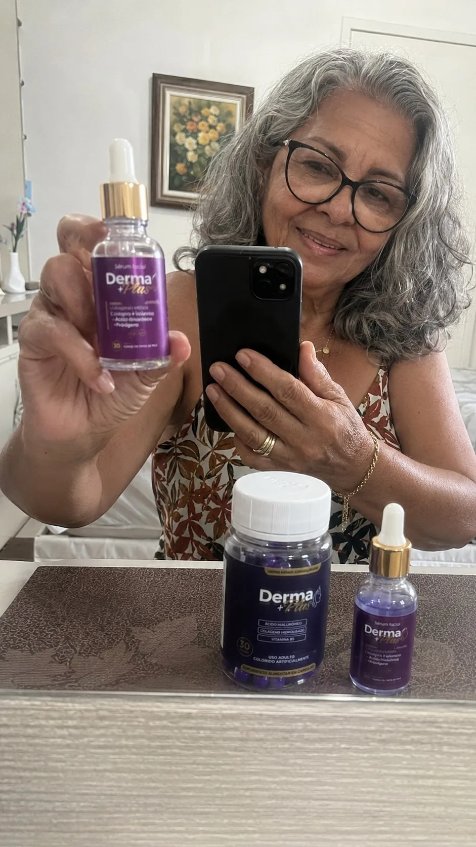 Cliente Derma+ Plus segurando o sérum facial antissinais
