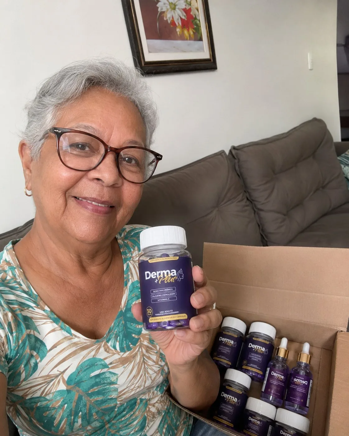 Cliente Derma+ Plus segurando cápsula de colágeno para a pele