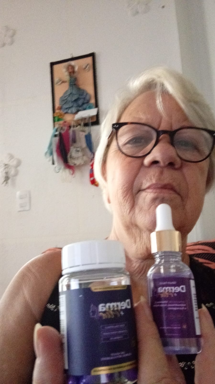 Cliente segurando Derma+ Plus